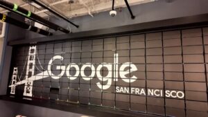Mural con el logo de Google y el Golden Gate en la oficina de Google San Francisco