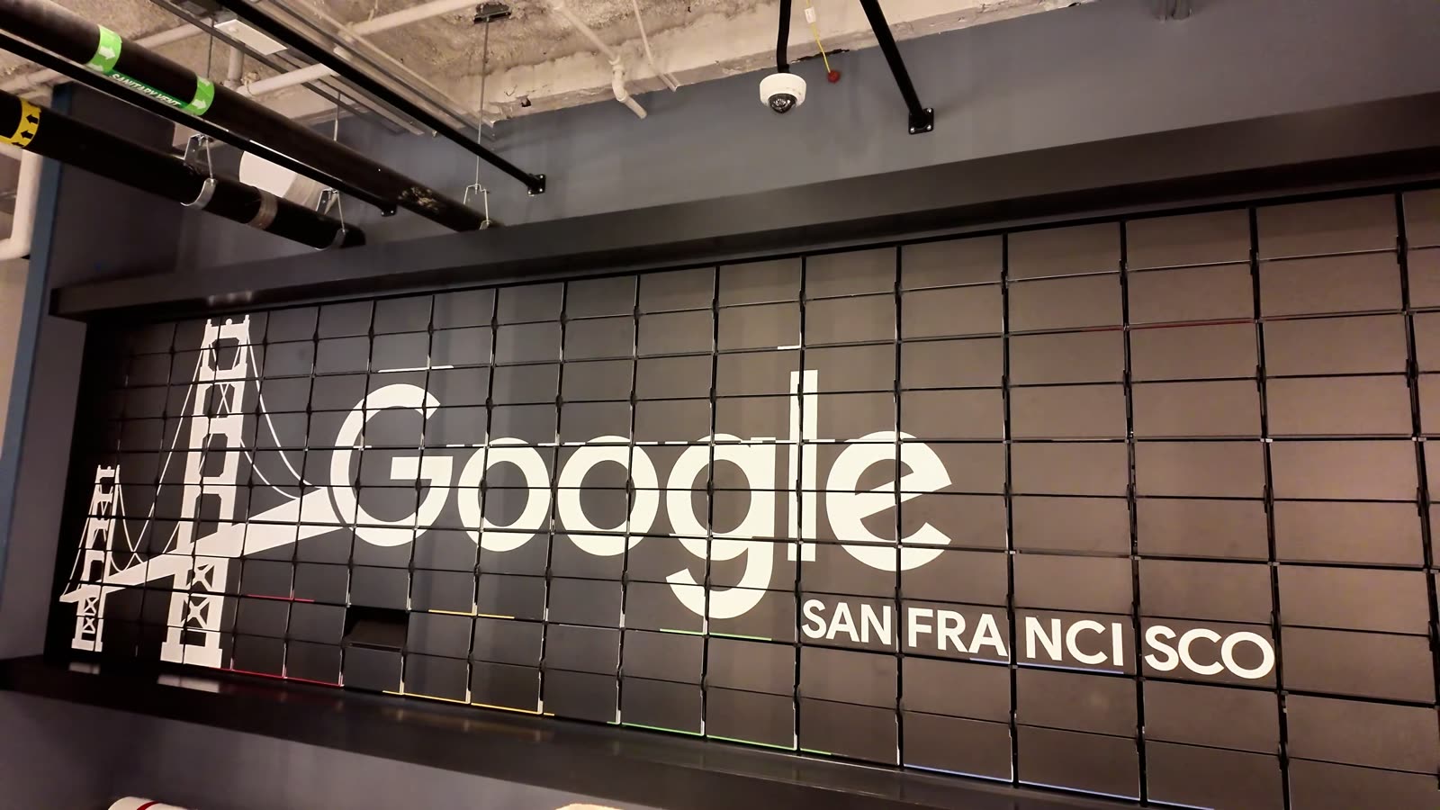 Mural con el logo de Google y el Golden Gate en la oficina de Google San Francisco