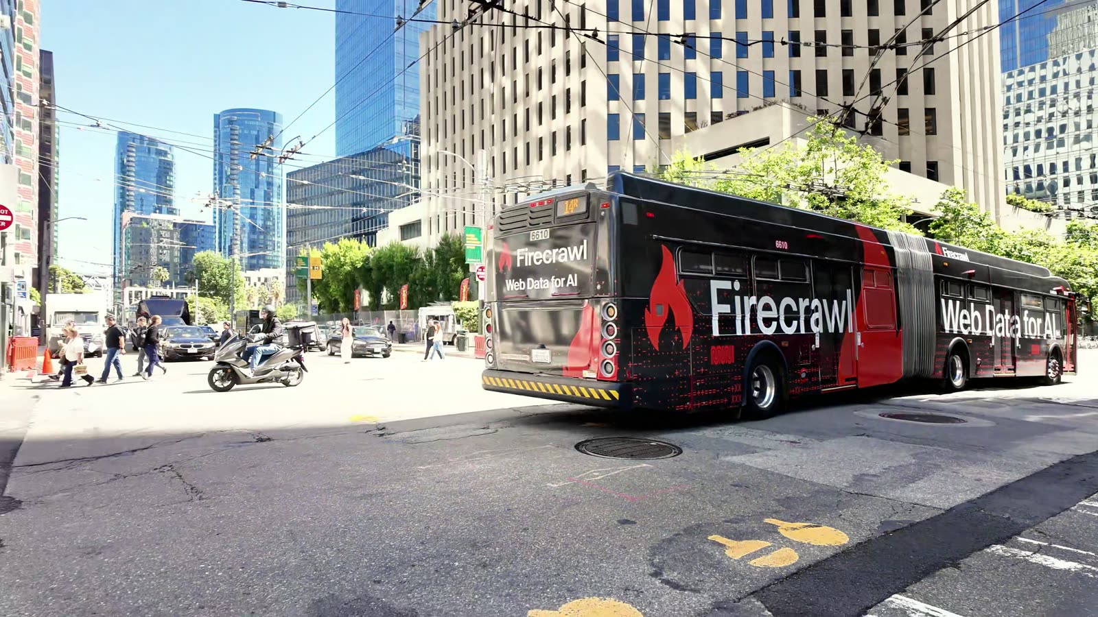 Calle del centro de San Francisco con el skyline y un colectivo con publicidad de una startup