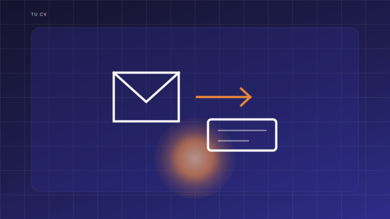 Un sobre y una flecha naranja hacia una base de datos, sobre cielo degradado indigo con sol bajo